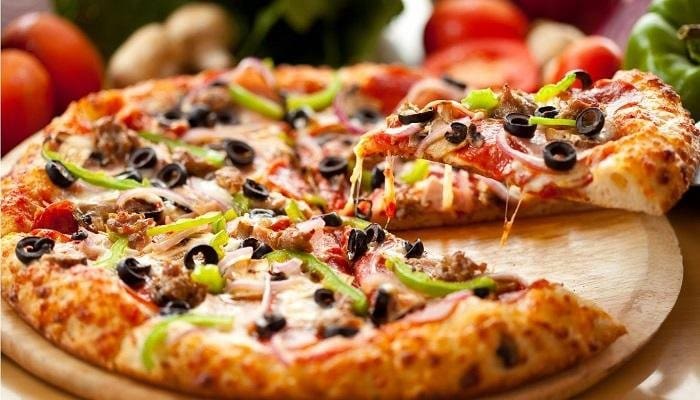 طريقة تحضير بيتزا الدجاج بعجينة العشر دقائق