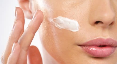 بدائل كريمات الكورتيزون للوجه: ما الذي ينصح به أطباء الجلدية؟